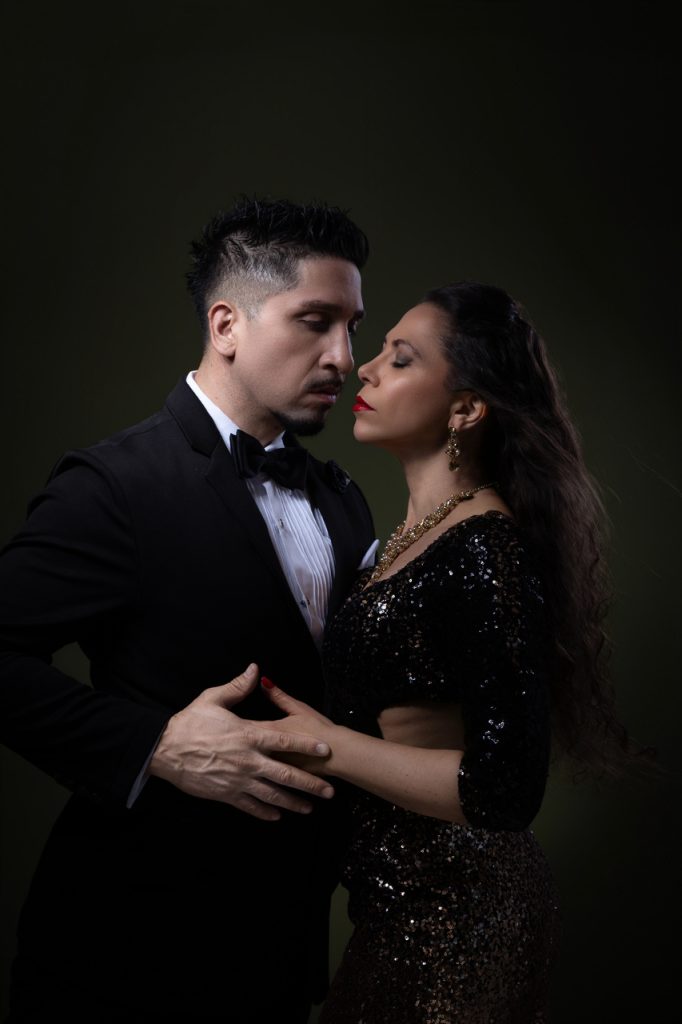 Na foto de Cibele Rowena, a bailarina, coreógrafa e tangoterapeuta Samara Sfair e o bailarino argentino Maximiliano Gomes.